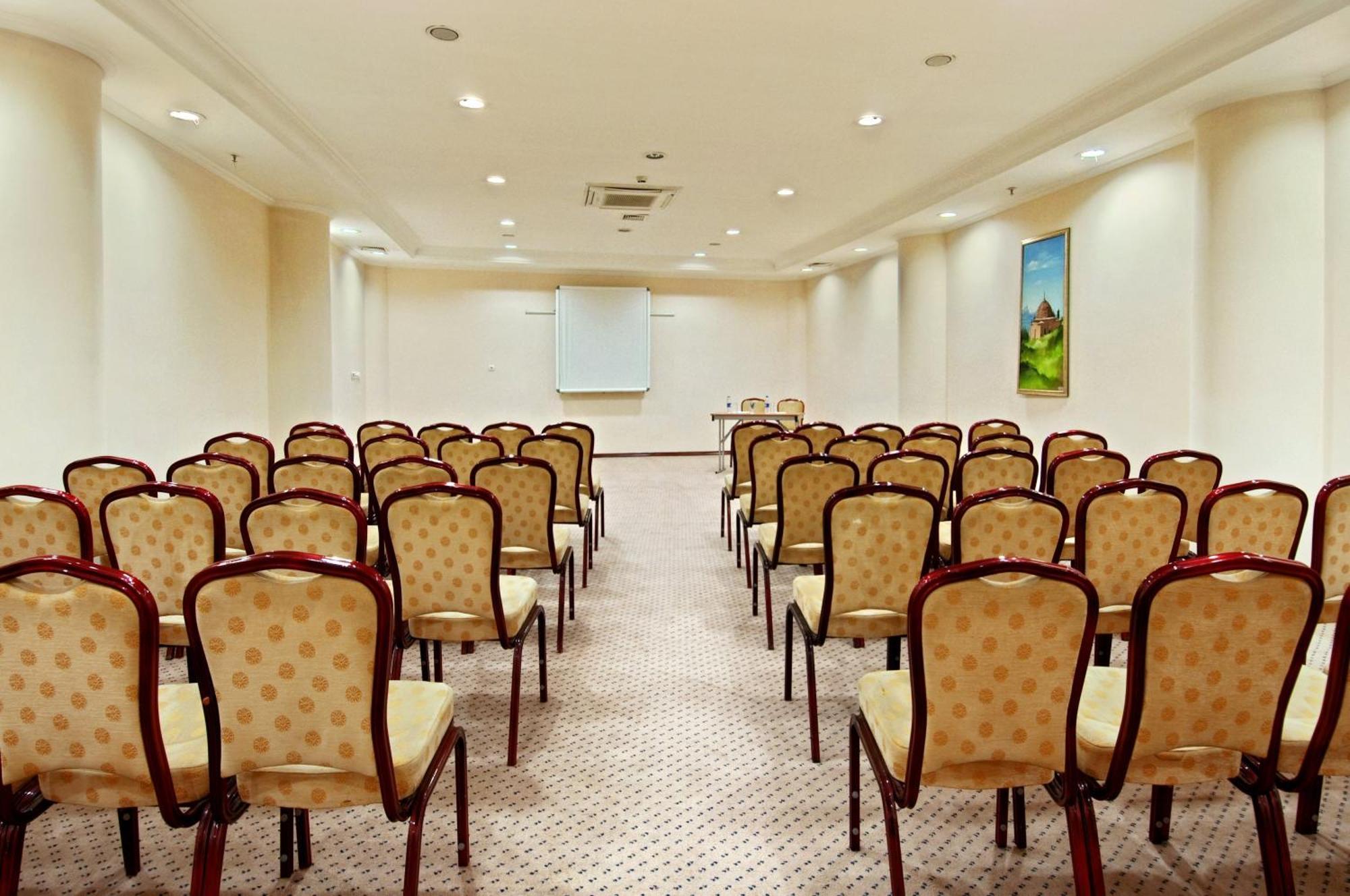 วินด์แฮม แกรนด์ คายเซริ Hotel ไคเซรึ ภายนอก รูปภาพ A typical conference room
