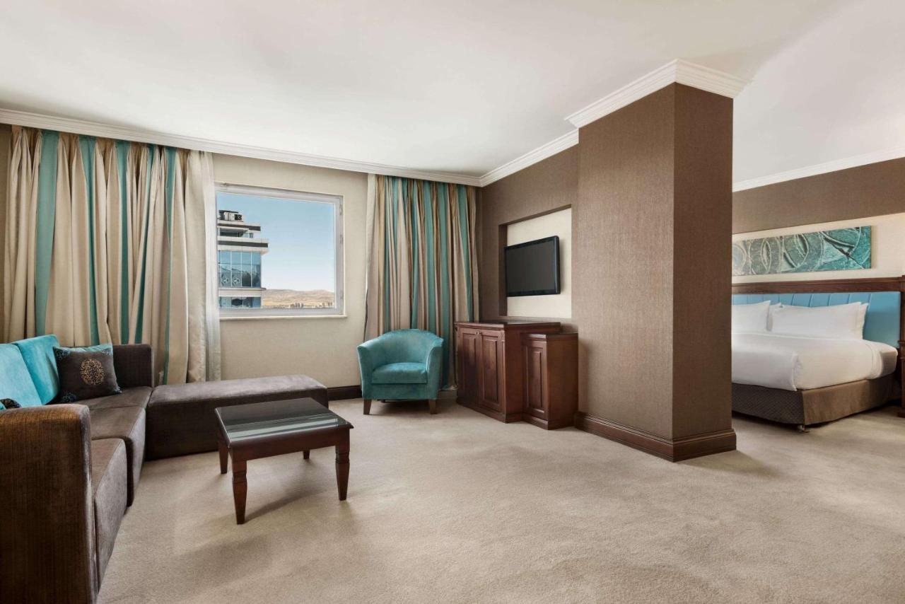 วินด์แฮม แกรนด์ คายเซริ Hotel ไคเซรึ ภายนอก รูปภาพ A suite at the Hilton London West End